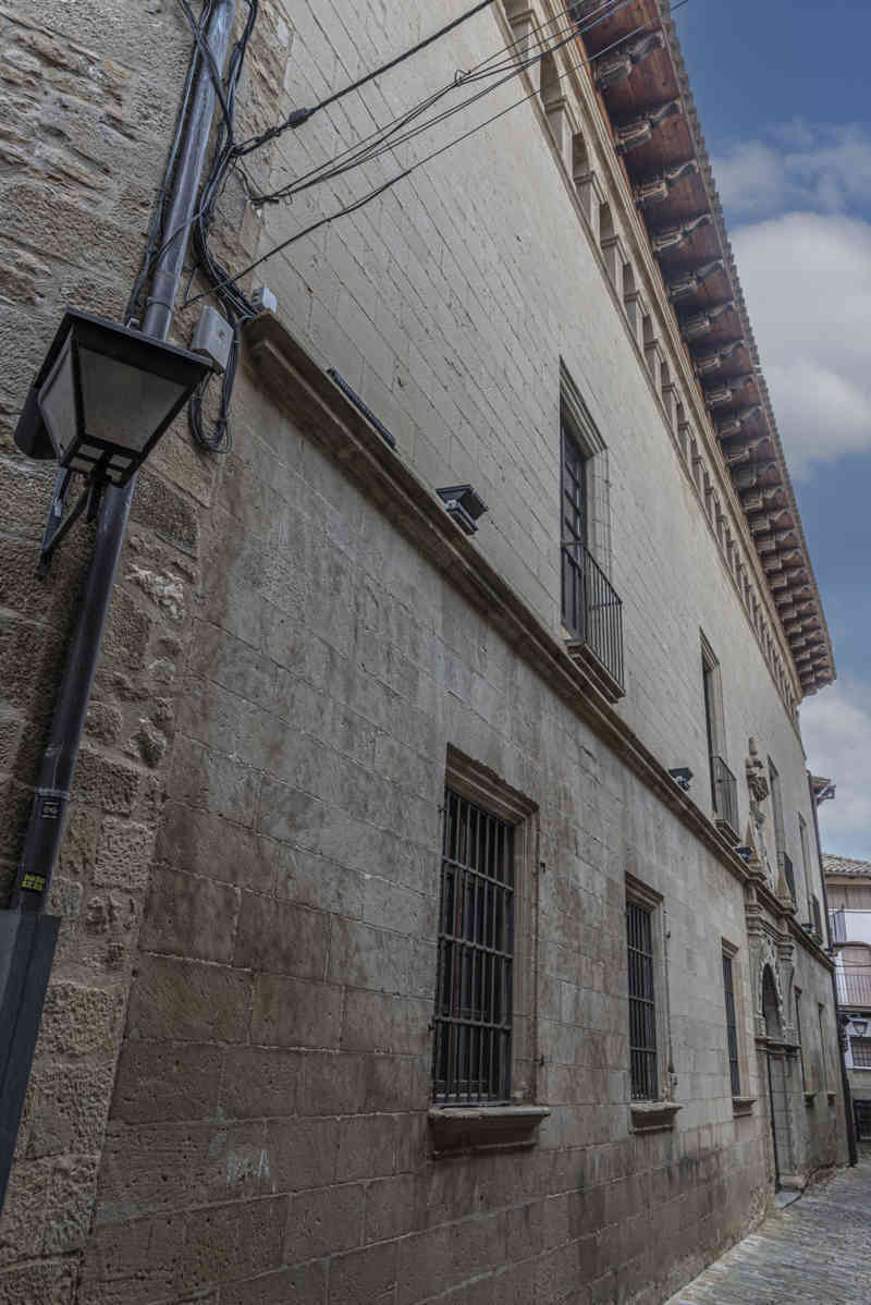 Zaragoza - Sos del Rey Católico 45 - palacio Español de Niño.jpg